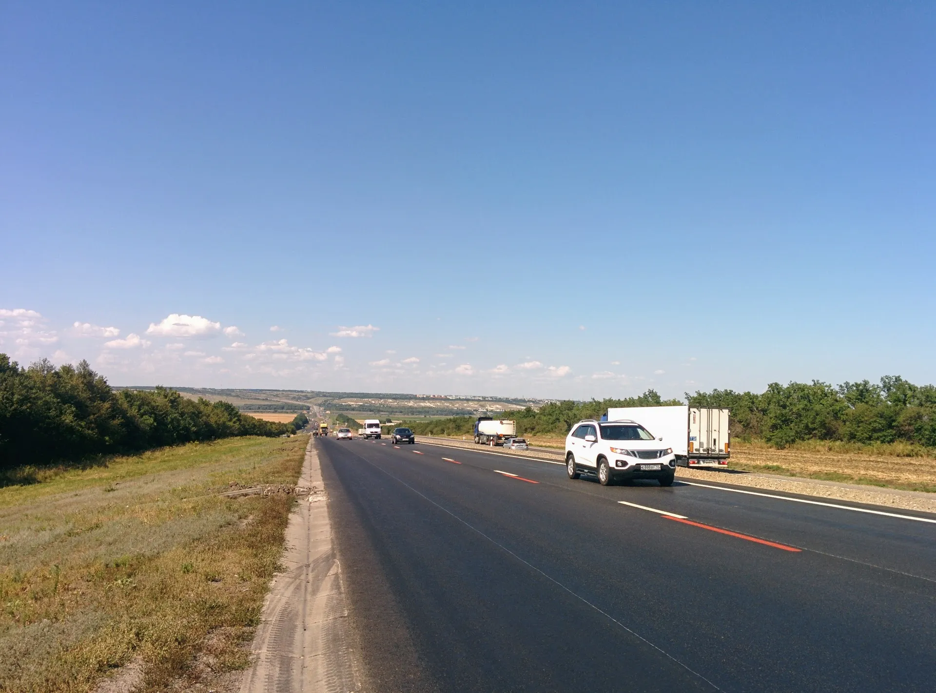 Дорога с грузовиком